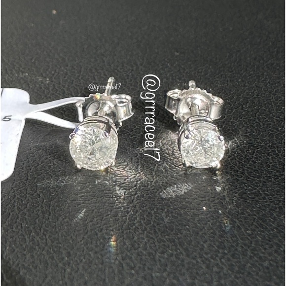 Jewelry - BNWT 14KT WG Diamond stud earring💎✨